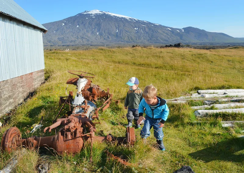 Kinder genießen den Ferienhausurlaub in Island